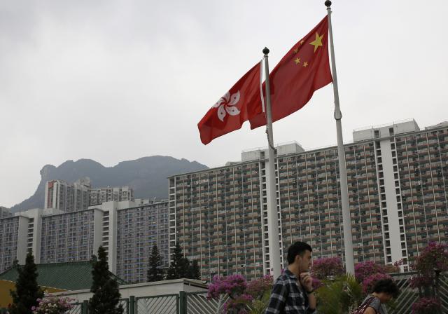 Хонгконг - планинари закачили транспарент на литици