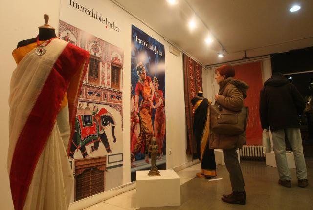 У Етнографском музеју, у Београду, отворена је изложба "САРИ - Магија индијског ткања" Рте Капур Чишти
