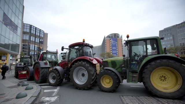 Белгијски, француски и њемачки мљекари планирали су да у главни град Белгије довезу 4.000 трактора, а долазак прве групе машина је још синоћ паралисао саобраћај на прилазима граду и центру.
