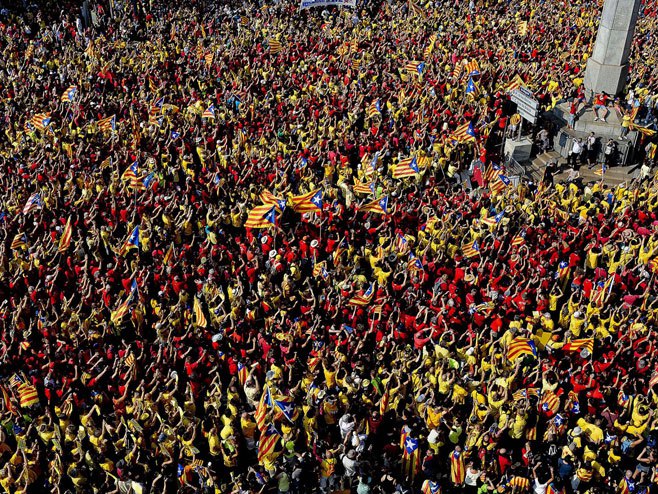 Стотине хиљада грађана за независност Каталоније - Фото: АП