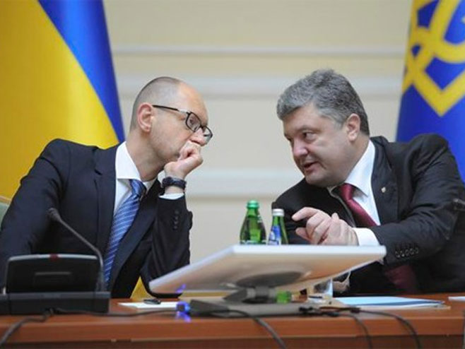 Арсениј Јацењук и Петро Порошенко - Фото: AP