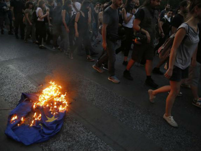 Протест у Грчкој: Запаљена застава ЕУ - Фото: Beta/AP