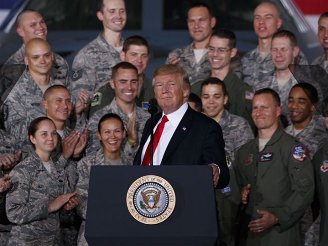 Трамп са припадницима америчке војске - Фото: AP