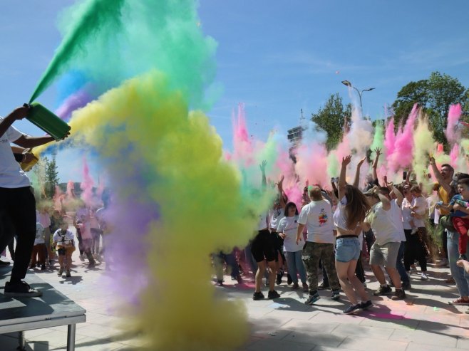 Фестивал боја у Бањалуци - Фото: ZIPAPHOTO/Borislav Zdrinja