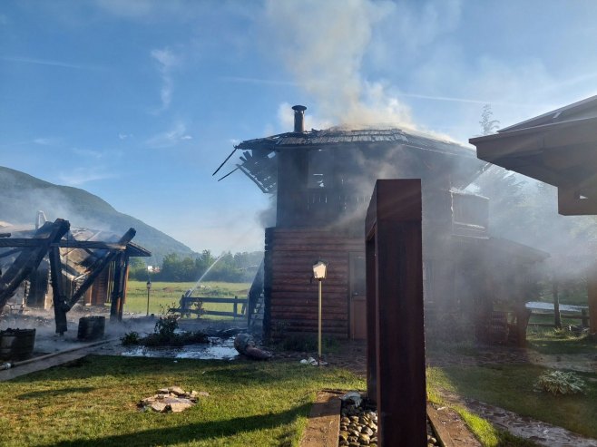 Изгорио ресторан у Рибнику (ФОТО)